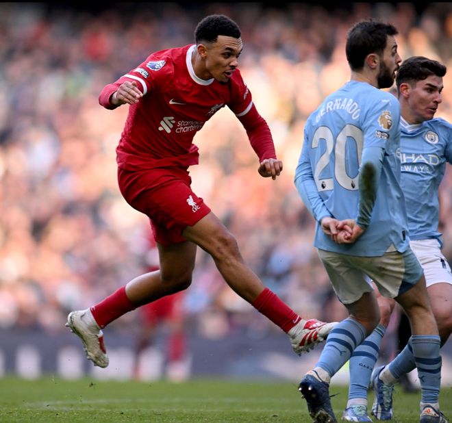 利物浦后卫亚诺普犀利抢断,带球发起反击的是谁